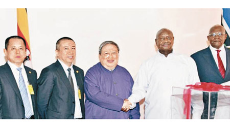 何志平曾與烏干達總統穆塞韋尼（右二）及外長庫泰薩（右一）見面。（互聯網圖片）