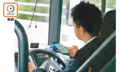 直巴司機單手揸軚，另一隻手拿着手機通話。（受訪者提供）