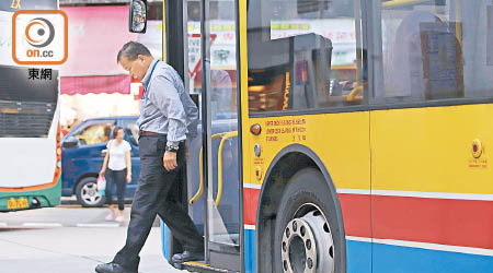 現時運輸署規定專營巴士司機工時不得超過十二小時。