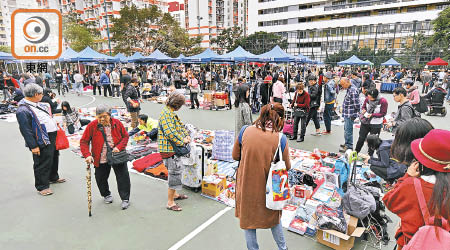 石硤尾偉智街遊樂場舉辦的「暖笠笠見光墟」。（胡家豪攝）