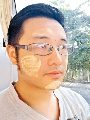 甘文鋒喺緬甸試用土法防曬，大讚用後皮膚滑咗。（互聯網圖片）