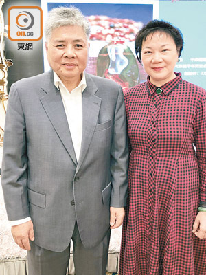 楊勳（左）慷慨捐建藏醫學校，張鍾麗裳（右）讚佢有大愛。（余素月攝）