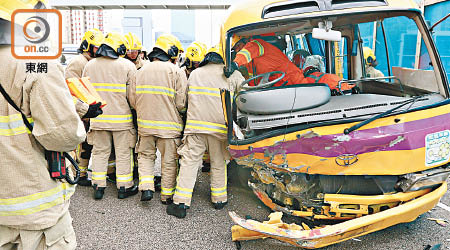 校巴司機被困，大批消防員到場救援。（梁志雄攝）