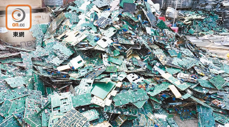 被丟棄的電子產品淪為電子垃圾，造成環保問題。