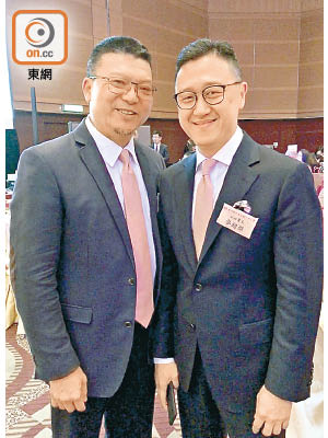 余漢坤（左）同浙聯會副秘書長麥超傑（右）喺晚會上幫手做義工。（余素月攝）