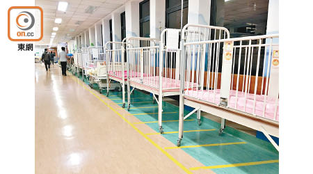 屯門醫院兒科病房病床使用率已爆滿，病房所在的樓層走廊放置了多張兒童病床及相關設施。（黃雄攝）