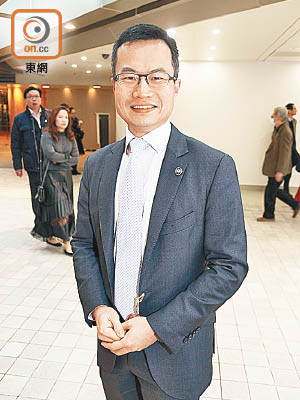 張亮稱籌備長跑比賽背後有繁複嘅工作。（徐家浩攝）