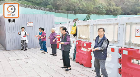 有長者因公園工程，遂走到附近地盤晨運。