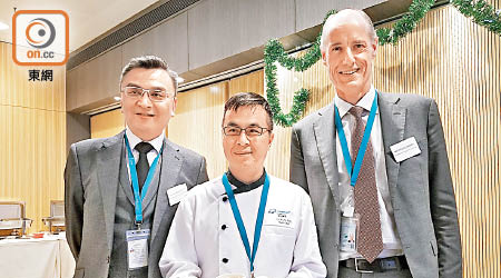 邱家駿（左起）、主廚盧國錦同醫院執行總裁Dirk Schraven一齊出嚟介紹飯堂名菜。（戴碧怡攝）