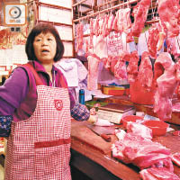 旺角奶路臣街豬肉檔販陳太直指受非洲豬瘟影響，豬肉售價已上調兩至三成。