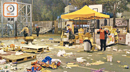 十五個年宵市場在今年農曆新年遺下逾三百公噸垃圾。