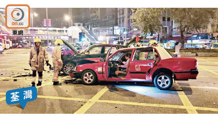 荃灣私家車與的士相撞，兩車車頭嚴重損毀。（讀者提供）