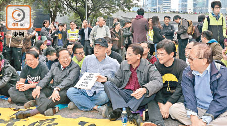 違法佔中已過四年，但包括黎智英（前排中）在內的三十九名違法佔中搞手仍逍遙法外。