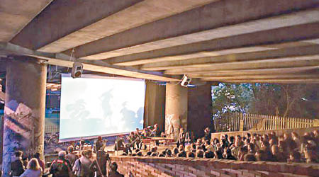 倫敦有天橋底打造成戲院，吸引大批人士入場睇戲。（互聯網圖片）