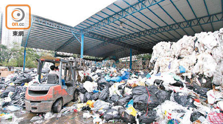 環團及議員批評港府政策有漏洞，令香港隨時淪為「外來廢物垃圾崗」。