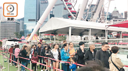 香港摩天輪重開吸引大批市民輪候乘搭。
