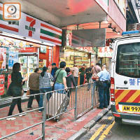 警員到便利店調查。（梁裔楠攝）