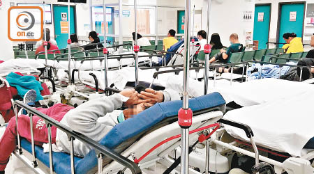 北區醫院急症室的非緊急個案罕有地需輪候逾八小時。（朱先儒攝）