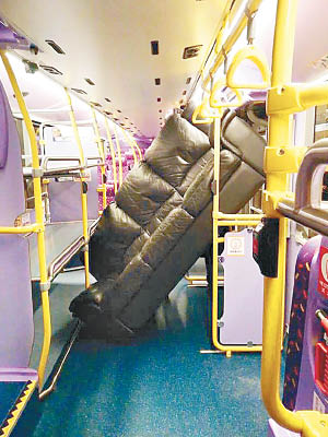 巴士車廂橫放三座位大梳化的照片，惹來網民無限猜測。（互聯網圖片）