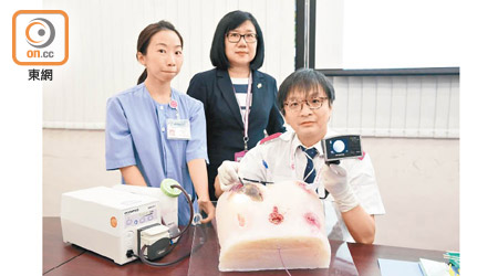 何志偉（右）表示仿真三維傷口模型可增強護士的應變能力。左：陳蔚茵。（吳艶玲攝）