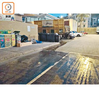 沙田<br>牛皮沙街公廁對出路面滿布污水。