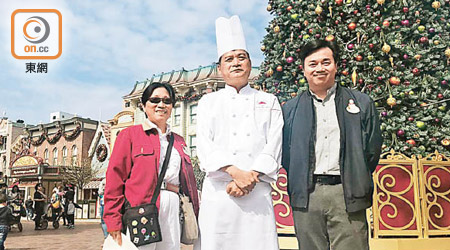 樂園今起延長員工退休年齡。左起：馮少蓮、梁樹華、郭志亮。（迪士尼提供）