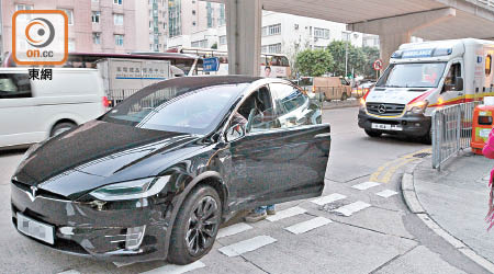 Tesla電動車與救護車相撞。（郭垂垂攝）