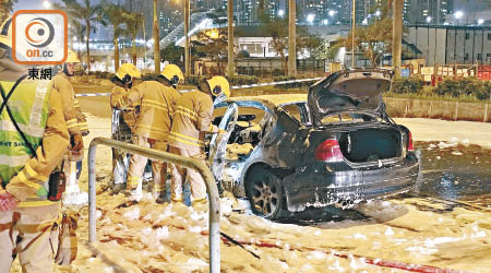 私家車在油麻地警署外焚毀。（劉子文攝）