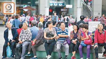 港珠澳大橋通車後，大批遊客及旅行團逼爆東涌。