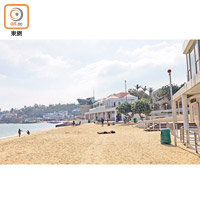 赤柱正灘泳灘快餐亭吸引遊人品酒賞海景。