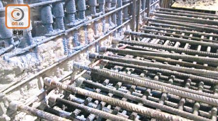 沙中線紅磡站擴建月台共發現十一支不達標鋼筋，當中兩支極可能曾被剪短。