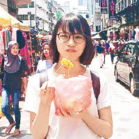 周庭上載早前喺馬來西亞街頭食炸香蕉嘅相。（互聯網圖片）