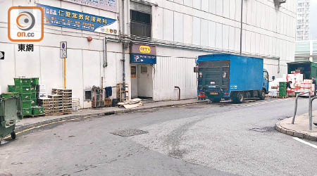 經本報報道後，屯門仁政街阻塞走火通道的貨物已被清走。（受訪者提供）