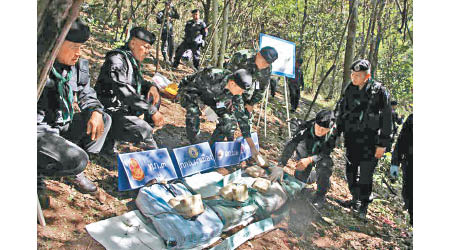 警方展示在美發弄縣檢獲的冰毒。（互聯網圖片）