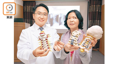 葉紹亮（左）表示脊髓神經病變是由頸椎退化及勞損引致，近年有年輕化趨勢，右為林女士。（黃偉邦攝）