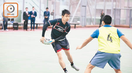 香港非撞式欖球代表隊成員（左）與青少年在囚人士（背向鏡頭者）的欖球友誼賽。