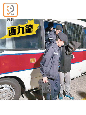 警員將被捕黑工帶上警車。