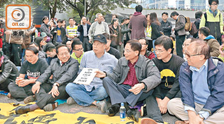 黎智英（前中）參與違法佔中，事隔多年仍逍遙法外。