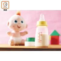 家長要勤清潔寶寶的奶樽及玩具，預防感染細菌。