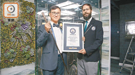 健力士世界紀錄認證官Louis Jelinek（右）確認沈運龍（左）嘅鑽石高爾夫球桿為「最有價值高爾夫球桿」。（溫國佳攝）