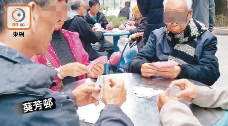 休憩空間桌椅全數被賭客佔用玩紙牌麻雀，連同圍觀者現場有逾四十人。