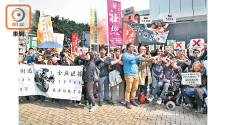 約一百人昨到特首辦示威，要求政府擱置提高長者綜援申領資格。（陳嘉順攝）