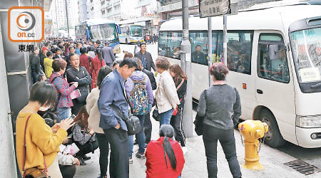 內地團旅客逼爆九龍城及土瓜灣幾條街道，影響居民作息。