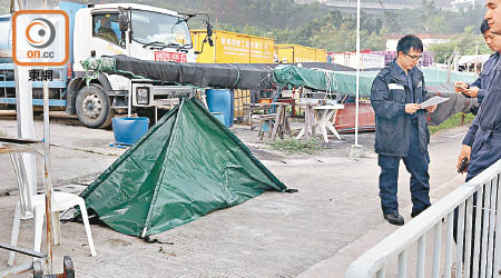 遺體被帳篷遮蓋，警員在場調查。（林耀康攝）