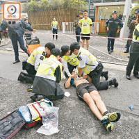 心跳停頓<br>一名廿八歲男跑手衝線前突然暈倒，一度心跳停頓。（陳德賢攝）