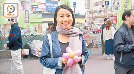 劉小麗幾經努力扭出朵靚花，手勢都唔錯。（溫國佳攝）