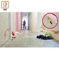 走廊遺下鐵錘（箭嘴示）及衣物。圓圖為涉案𠝹刀。（曾志恒攝）