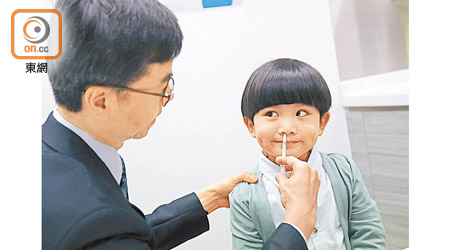 噴鼻式疫苗適合怕打針的小朋友。（陳章存攝）
