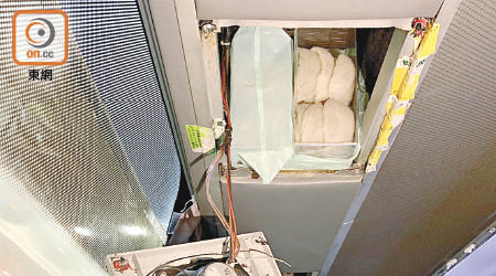 海關在深圳灣管制站出境旅遊巴士的風槽檢獲約四十九公斤懷疑走私燕窩。