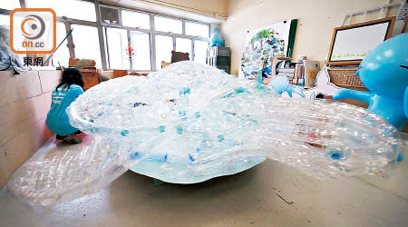 以約一千個即棄膠樽製成巨型綠海龜模型。